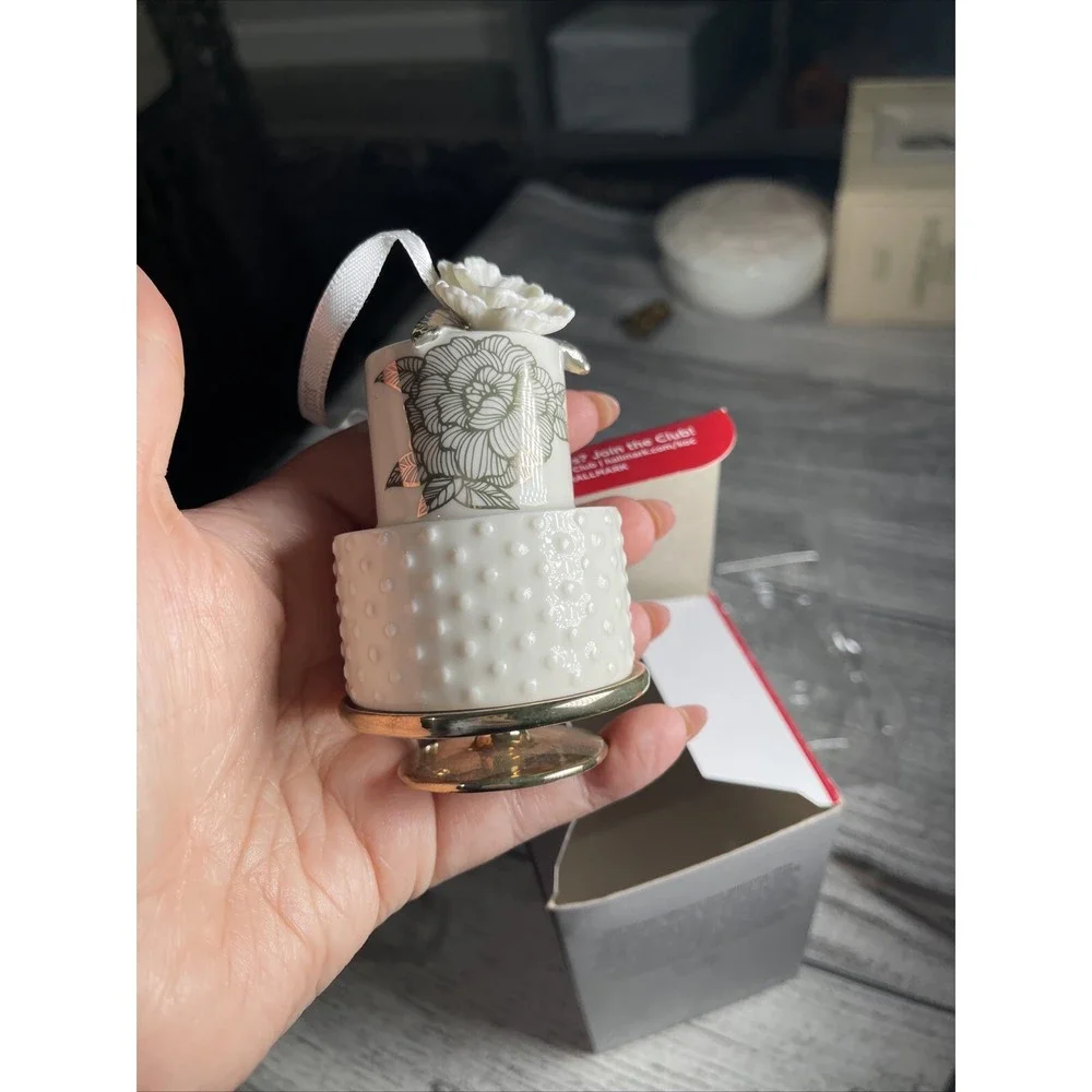 2022 Hallmark Keepsake Ornament  A SWEET BEGINNING  Wedding Cake  Christmas  NEW